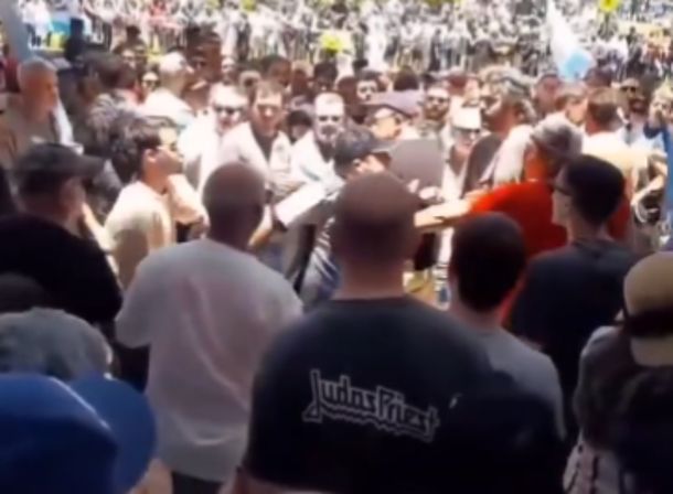 Libertarios casi linchan a un hombre que robaba durante la asunción de Javier Milei: El que las hace, las paga