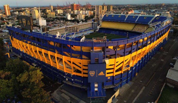 Escándalo en Boca: un empleado bailó desnudo frente a juveniles de Los Andes y fue suspendido