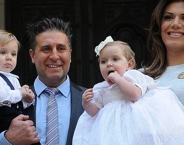 Flor junto a su marido y sus hijos