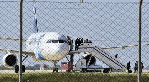 Descartaron que haya una bomba en el avión secuestrado de EgyptAir