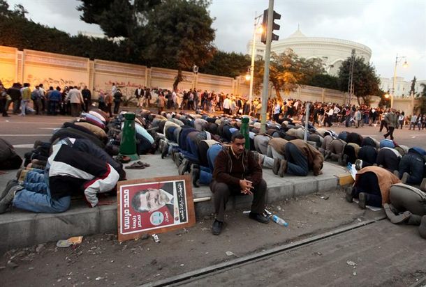 El presidente egipcio rodeó con tanques la casa de gobierno