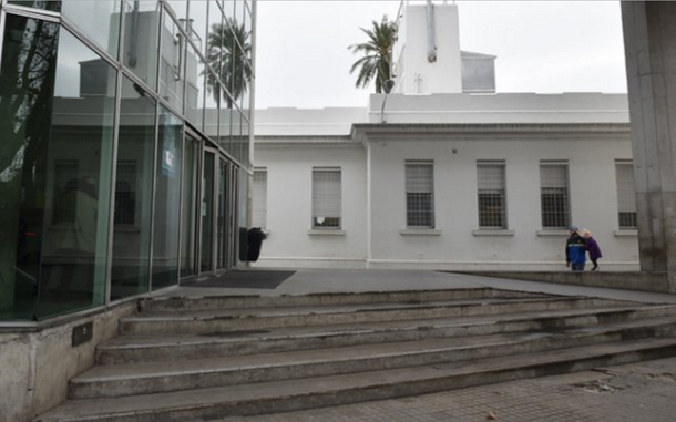 Disfrazados de policías levantaron a una alumna a la salida del colegio y la violaron