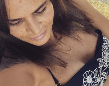 Amalia Granata espera la llegada de Roco, descansando en su casa de Puerto Madero.