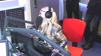 una cantante que se animo a tocar el piano con sus lolas una cantante que se animo a tocar el piano con sus lolas