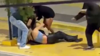 Brutal pelea entre mujeres en Neuquén. Brutal pelea entre mujeres en Neuquén.