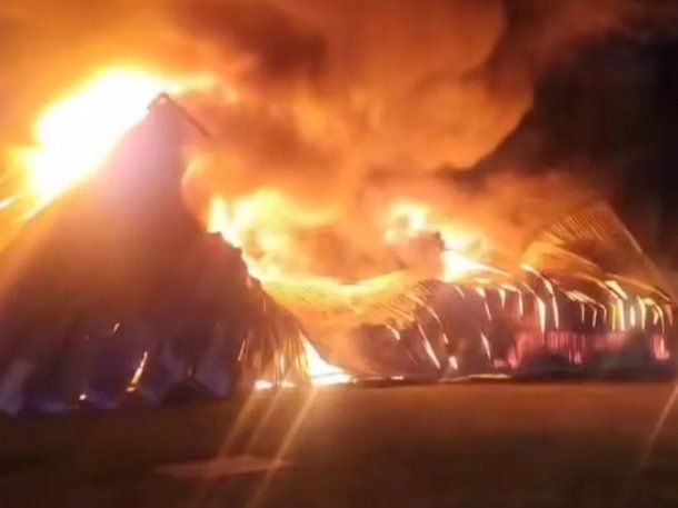 Otro incendio: ahora, en Monte Grande donde ardió un depósito de plásticos