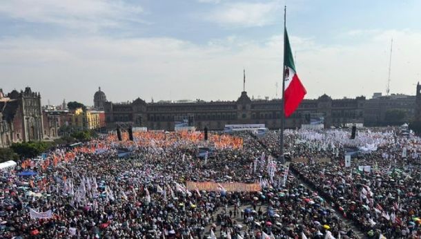 Miles de personas se congregaron en el centro de la Ciudad de México.