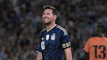 messi y su cercania intacta: el divertido cruce con hinchas antes de volver a eeuu messi y su cercania intacta: el divertido cruce con hinchas antes de volver a eeuu