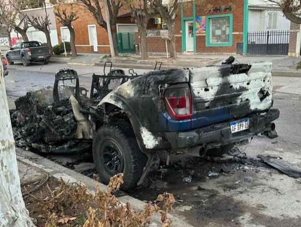 Video: prendieron fuego una camioneta a nombre de Marcos Rojo que cuesta $100 millones