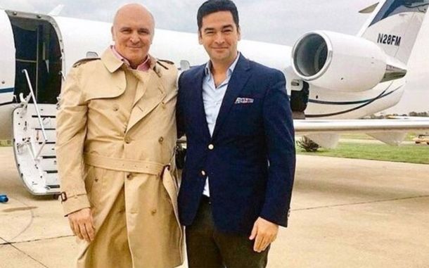 José Luis Espert junto a su amigo Fred Machado. Detrás: el avión.