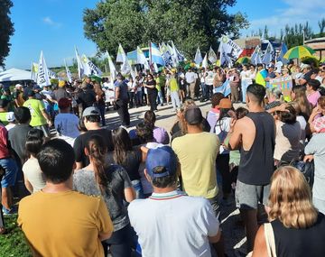Un empleado de Lácteos Verónica llora en vivo por radio tras sufrir el recorte del 50% de su sueldo
