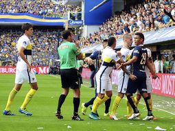 Darío Herrera le mostró la tarjeta roja a Teo Gutiérrez y Ricardo Centurión Darío Herrera le mostró la tarjeta roja a Teo Gutiérrez y Ricardo Centurión