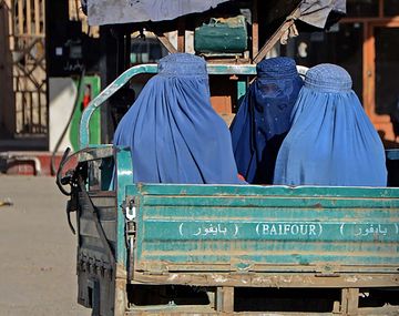 Talibanes prohíben a las afganas viajar solas y sin velo en taxis