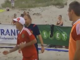 jugador de futbol playa celebro gol a lo pokemon go jugador de futbol playa celebro gol a lo pokemon go