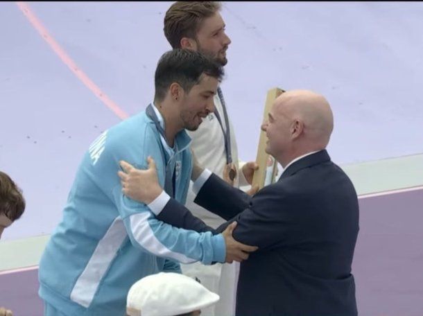 Por qué Infantino le dio la medalla al Maligno Torres en los Juegos Olímpicos de París 2024 y qué le dijo