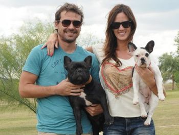 Paula Chaves y una perlita durante un movil con un perro rescatado