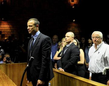 Fijan la fecha del juicio a Pistorius por matar a su novia