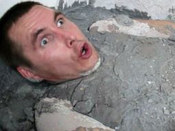 un hombre se metio en una banadera con cemento fresco y se pego un susto un hombre se metio en una banadera con cemento fresco y se pego un susto