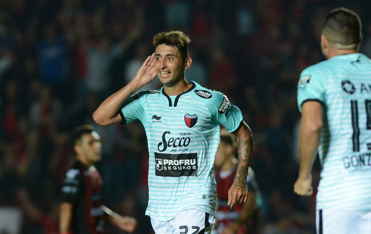 Alan Ruiz celebra uno de los cuatro goles de Colón