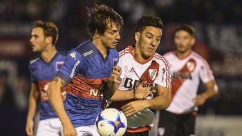 Driussi y Galmarini, luchando por la pelota en Victoria Driussi y Galmarini, luchando por la pelota en Victoria
