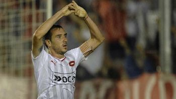 con diez jugadores, el rojo gano y suena