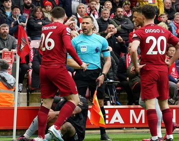 Árbitro le pegó un codazo a un jugador del Liverpool