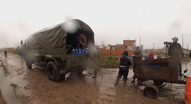 Personal del Ejército y la Armada asisten a los afectados por el temporal