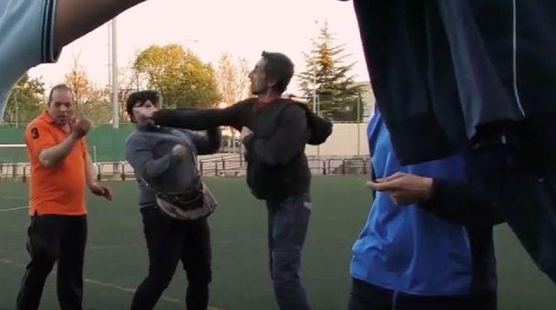 El momento en que un hombre agrede duramente a una mujer