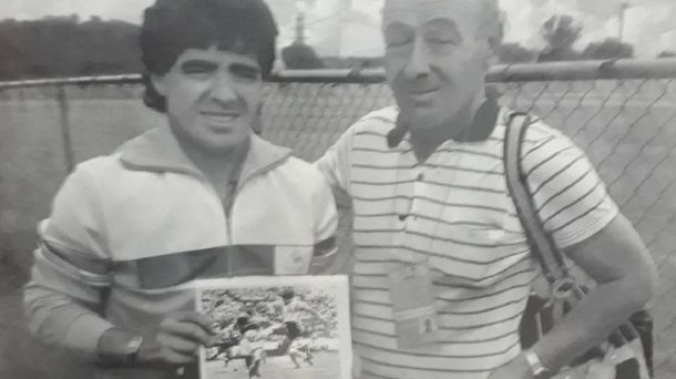 El fotógrafo Antonio Montano junto a Diego y la mejor foto de gol que le tomaron al Diez.&nbsp;