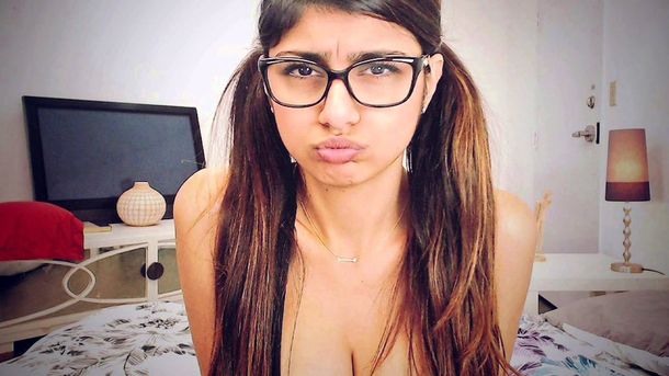 VIDEO: Mia Khalifa fue expulsada de un partido de beisbol por golpear a un fan