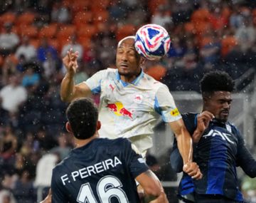 En un partido demorado por tormentas