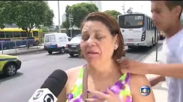 VIDEO: Una mujer fue asaltada mientras la entrevistaban en la calle