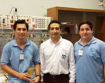 Dos alumnos de la Escuela Técnica Ford
