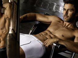 Mariano Martínez se sacó la sotana y mostró su lado más hot