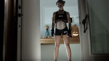 una ronda rousey en miniatura asusto a todos en la noche de halloween una ronda rousey en miniatura asusto a todos en la noche de halloween