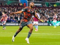 Aston Villa del Dibu perdió ante Olympiacos y quedó afuera de la Conference