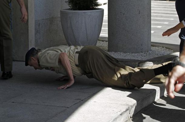 El rey de España, en su peor momento: volvió a accidentarse en público