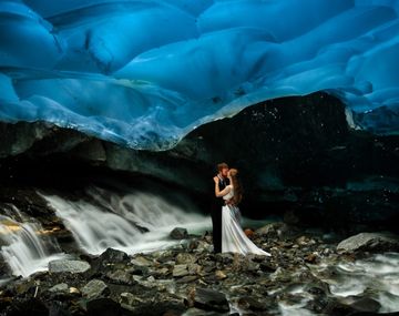 Una pareja de alpinistas remó y escaló para hacer sus fotos de boda