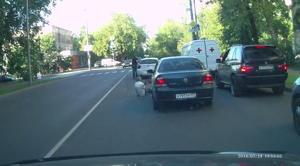 VIDEO: Tiene una discusión, lo pisa con el auto y escapa