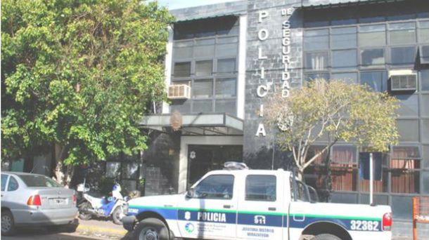 Detuvieron a un hombre que convivía con el cadáver de su padre