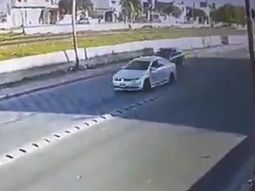 Video: tres autos participaron de una picada en Laferrere que termin&oacute; con un accidente fatal