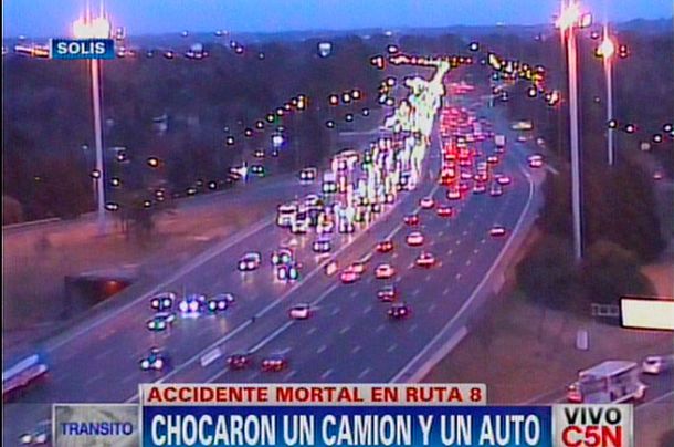 Un camión y un auto chocaron sobre la Ruta 8: un muerto