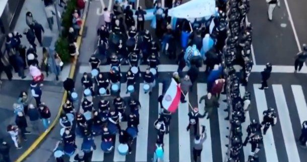 Por criticar la marcha por el Hospital Garrahan, en TN repudiaron una bandera de Irak... pero era de Chacarita