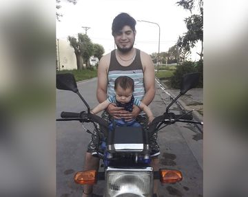 Viajaba en su moto por la autopista de Pilar y murió: buscan testigos del accidente