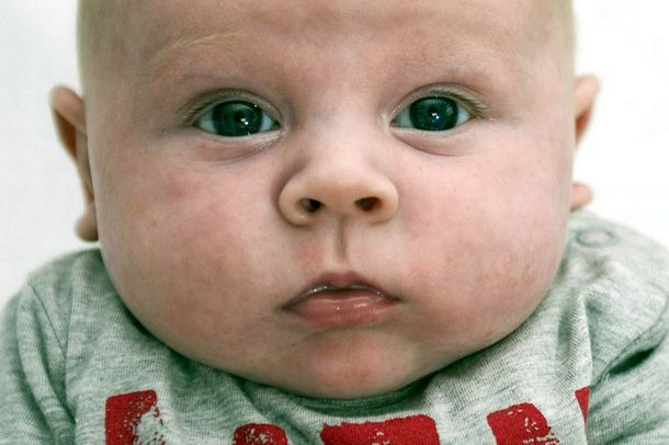 Esta foto se convirtió en una verdadera pesadilla para un bebé