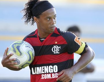 Otra mala para Ronaldinho: perdió uno de sus contratos