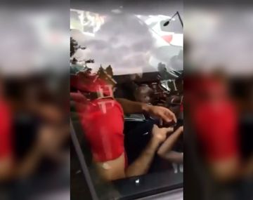 Mo Salah, escrachado por los fans con el celular cuando estaba al volante