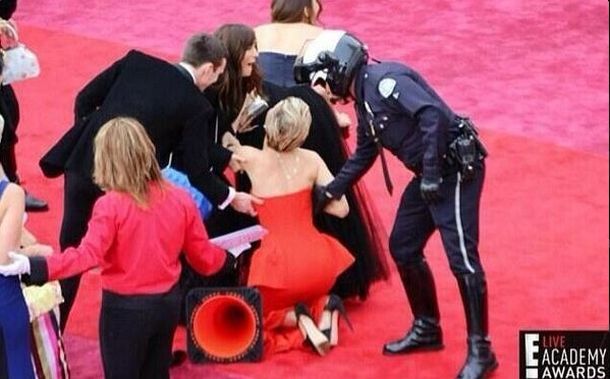 Y lo hizo de nuevo: Jennifer Lawrence se cayó en los Oscar