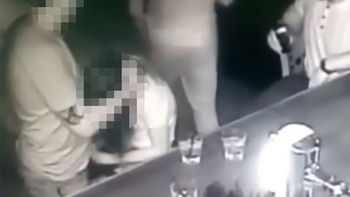 momento incomodo: tuvieron sexo en un bar y los escracharon en camara momento incomodo: tuvieron sexo en un bar y los escracharon en camara
