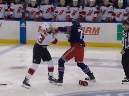 Insólito: dos equipos de hockey sobre hielo se agarraron a piñas apenas empezó el partido